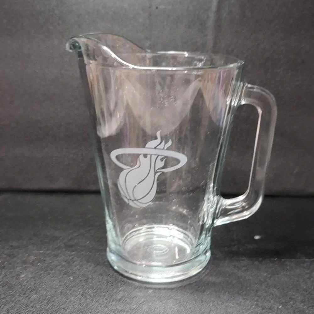 Miami Heat 64oz Beer Pitcher, NBA Licensed Glass Drink Jug,‎ Basketball Barware